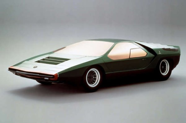 Нарисуван от гения Марчело Гандини, Carabo (италиански за Beetle) беше базиран на Alfa Romeo Tipo 33 с V8 двигател със средно разположен двигател. Това по същество е актуализиран Lamborghini Miura, друга гниална творба на Гандини.

Lambo претърпя повдигане на предния край при скорост, така че тази кола поправи това. Той също така представи на света вратите с крила на бръмбари, пуснати по-късно при Countach.